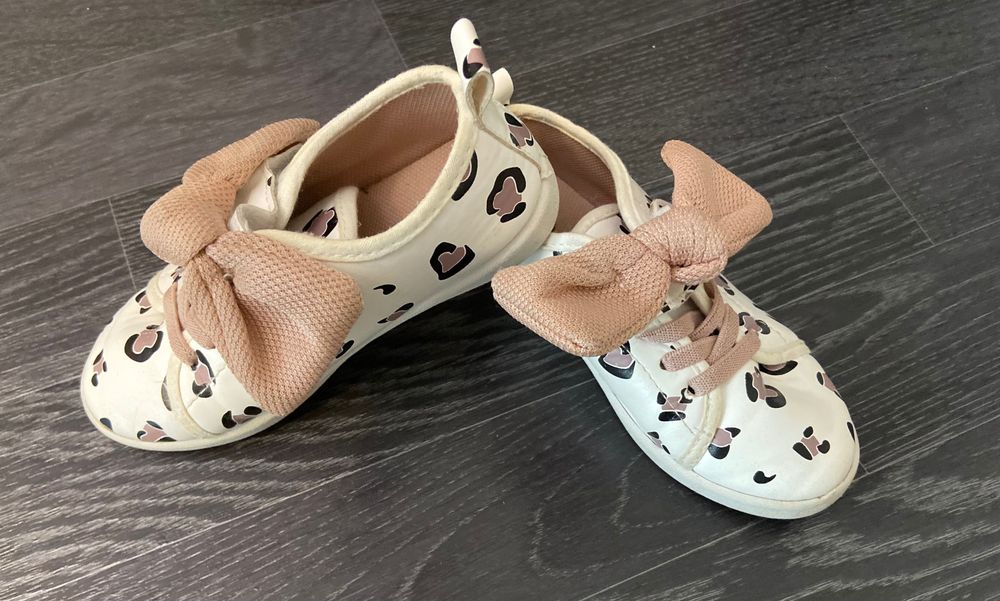 Сандали 29н. Нови за по широко краче 20лв.