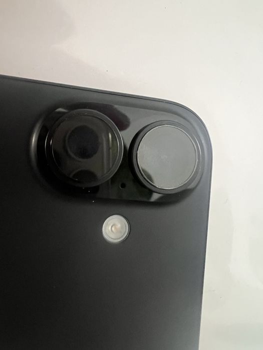 Iphone 16.             V