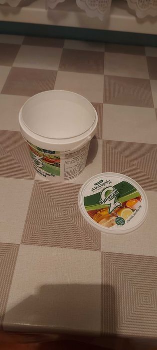 Ведерки майонезные целые.