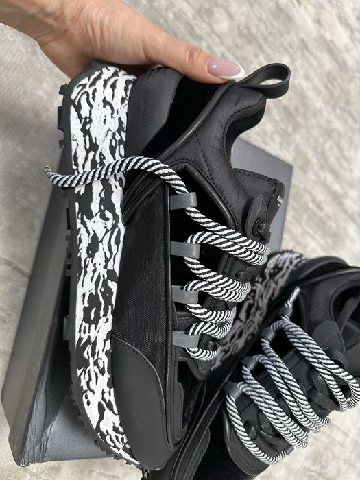 Продам новые кроссовки