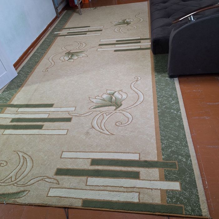 Ковры 2*4. 2*3 и небольшой красный