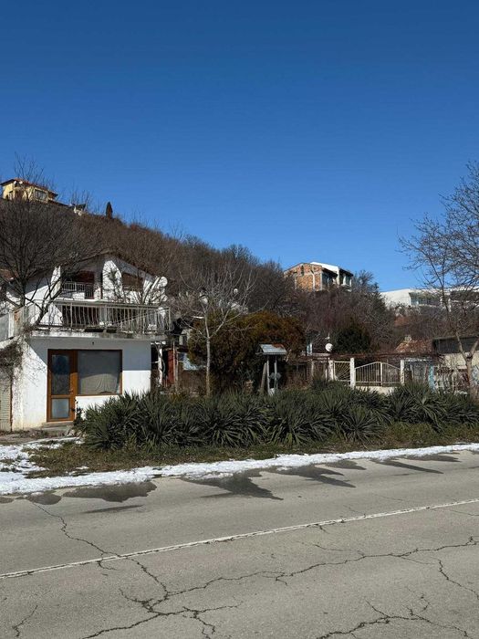 Вилна сграда и магазин за строителни материали