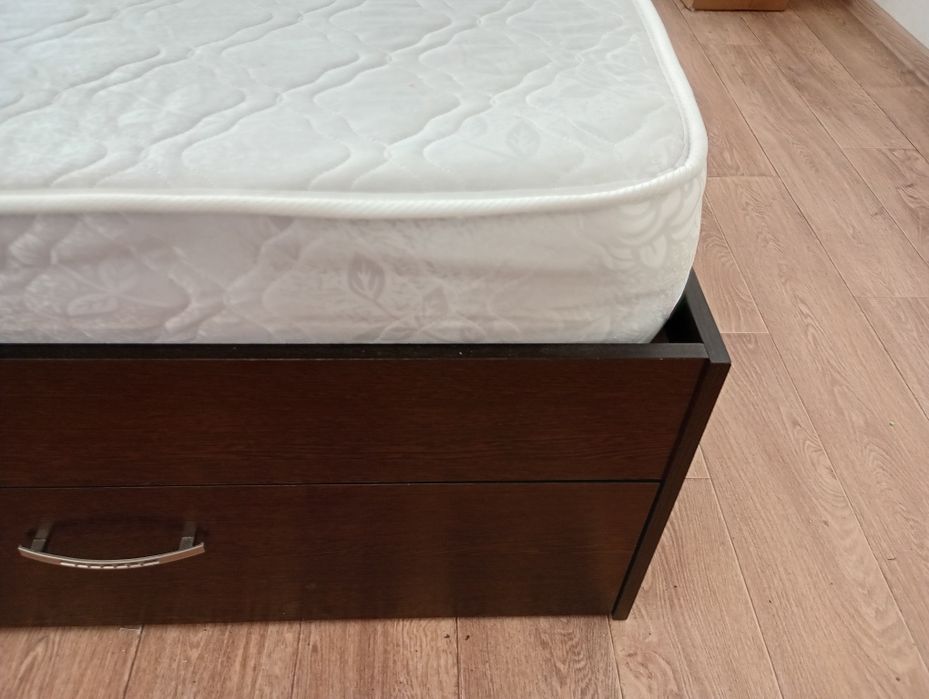 Продам 2х спальную кровать 140/200