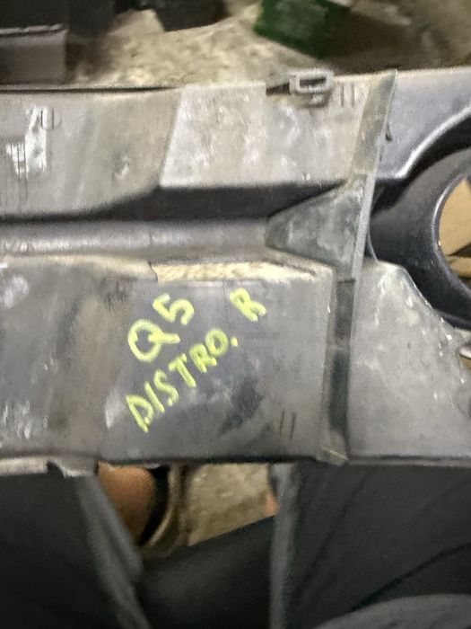 Предна решетка с отвор за дистроник броня Audi Q5 оригинал 8r0807682d