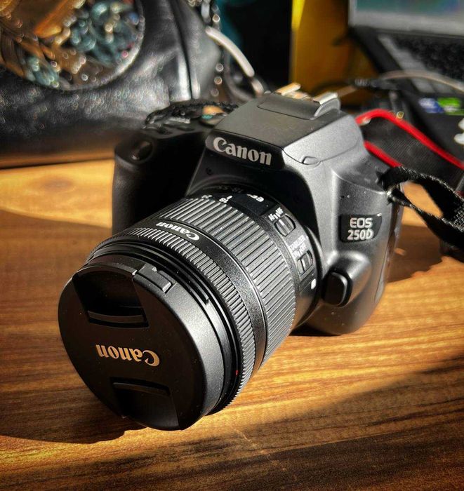 Canon EOS 250D EF-S 18-55 IS STM