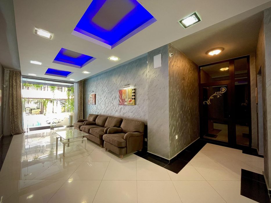 Продава се Тристаен апартамент в Бургас, Център - 111 кв.м за 1008 €/кв.м - Снимка #2