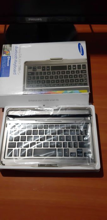 Vand/schimb Samsung Keyboard  bluetooth si Book cover sigilate Tab8,4"