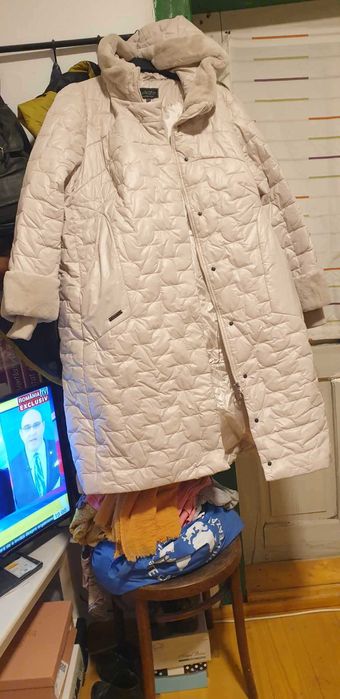 Vând haină lungă din fâș de culoare crem, nouă