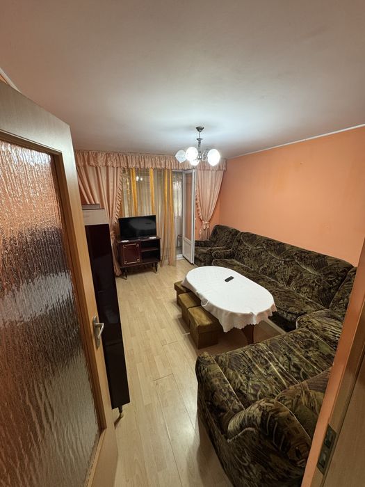 Apartament 3 camere, 60 m², parter – mobilat și utilat.