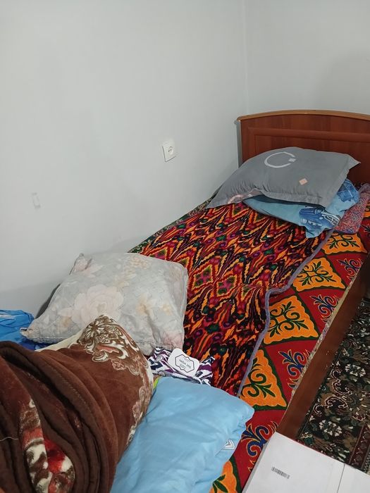 Продаётся вместительный шкаф и три кровати