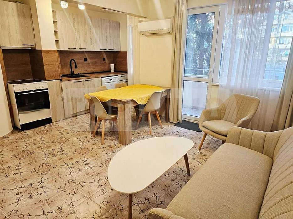 Тристаен апартамент под наем в района на Спортна зала