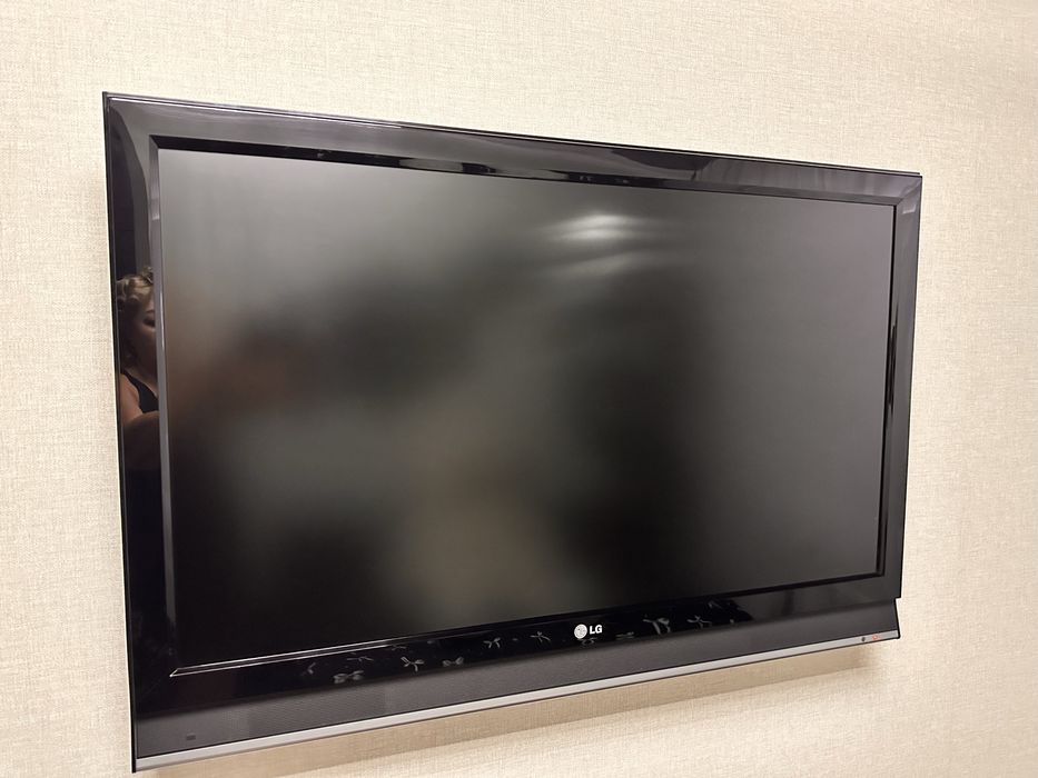 Телевизор LG б/у , не смарт, диагональ 106