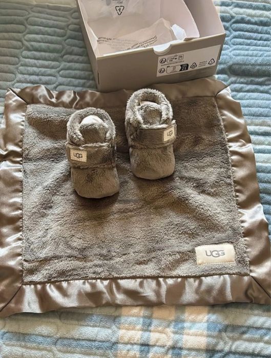 Set nou nascut UGG ghetute + paturica