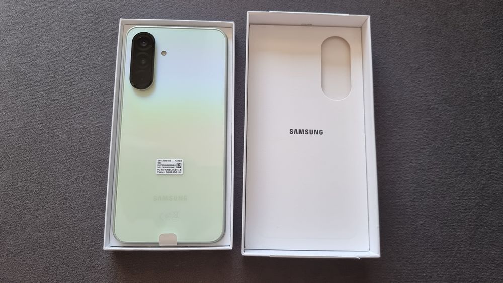 Samsung A36 5G 128gb + bluetooth слушалки
