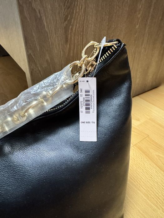 Geanta de umar Victoria’ s secret neagra cu lant auriu