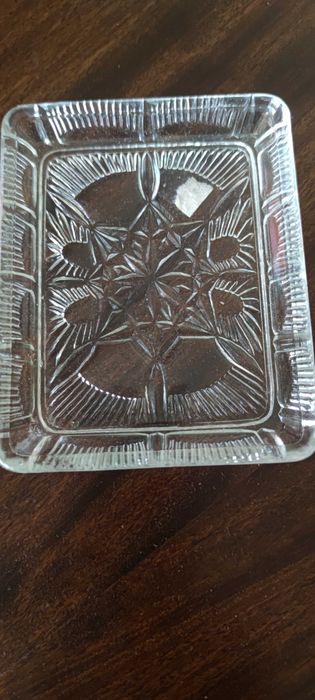 Стъклени съдове за ядки, чинийки, пепелници