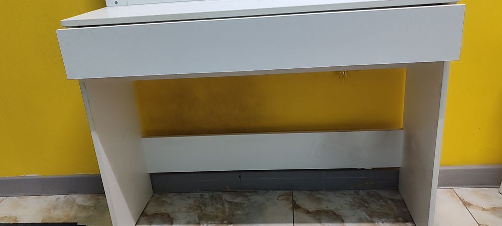 Срочно продам трюмо с зеркалом