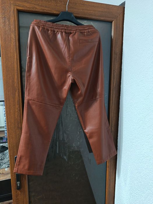 Pantaloni imitație de piele mărimea 40
