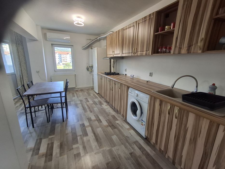 Inchiriez apartament trei camere zona centrala
