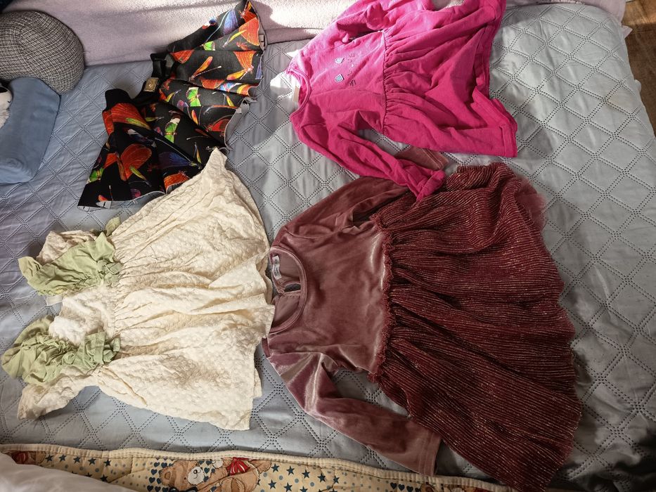 Vând pachet de 14 rochițe fetița 70ron pachetul 9-12luni