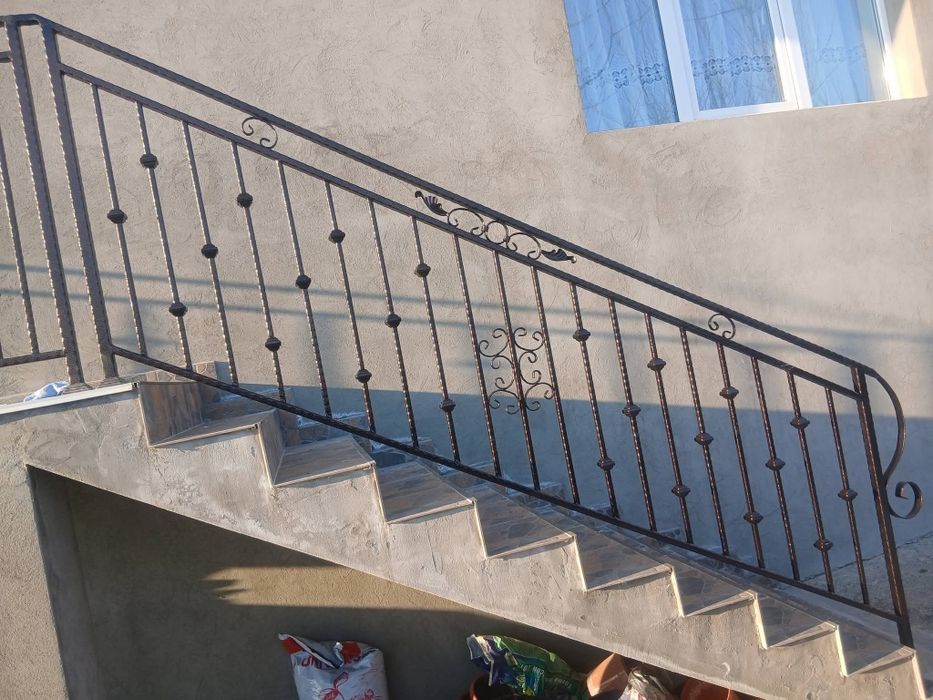 Balustrada din fier forjat și tablă decupată.
