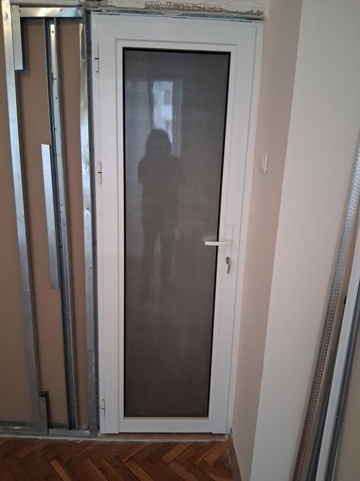 Продавам алуминиеви врати