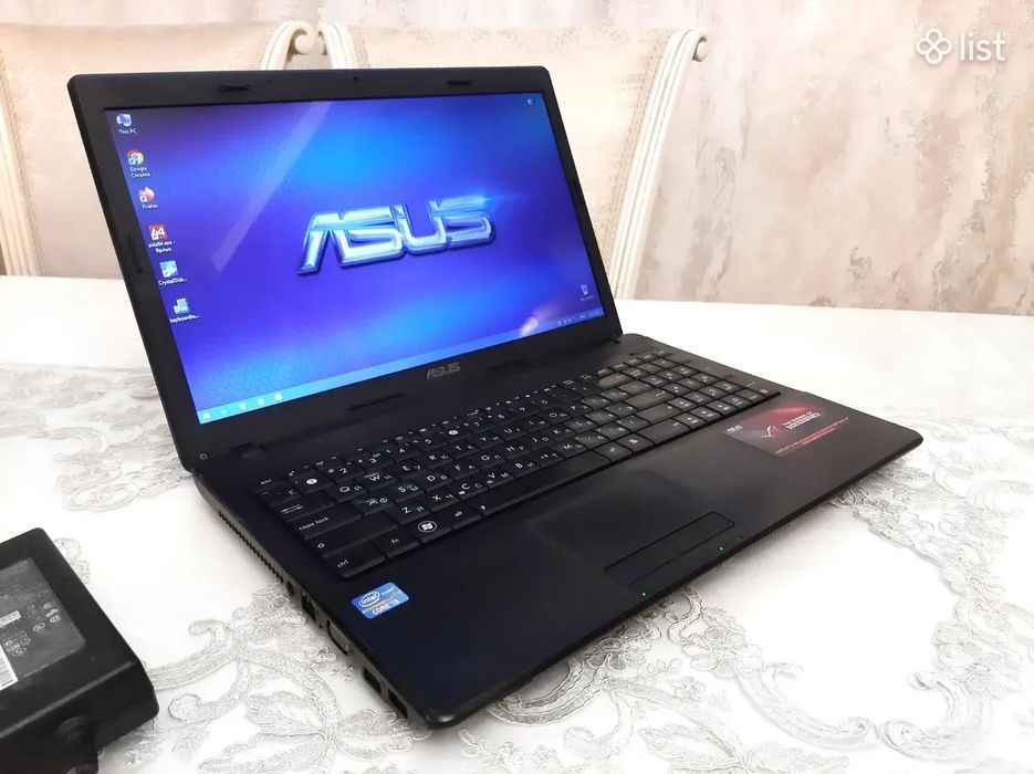 Laptop Asus la 300 de Lei