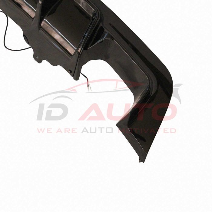 Дифузьор за Задна броня BMW E60 / E61 с F1 стоп – Черен гланц с щипки