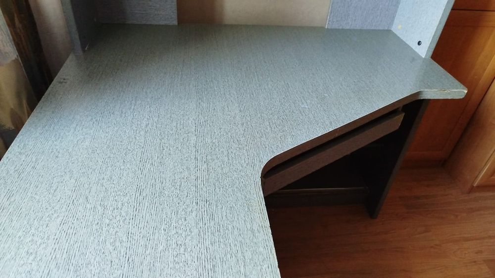 Продаю угловой компьютерный письменный стол