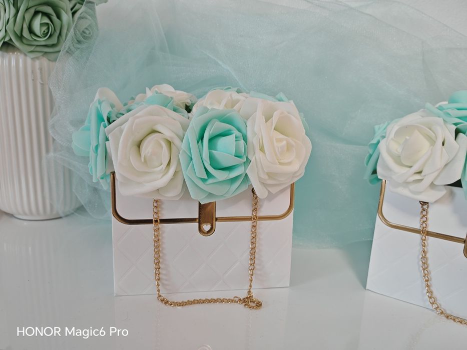 Подаръчна чантичка с цветя.