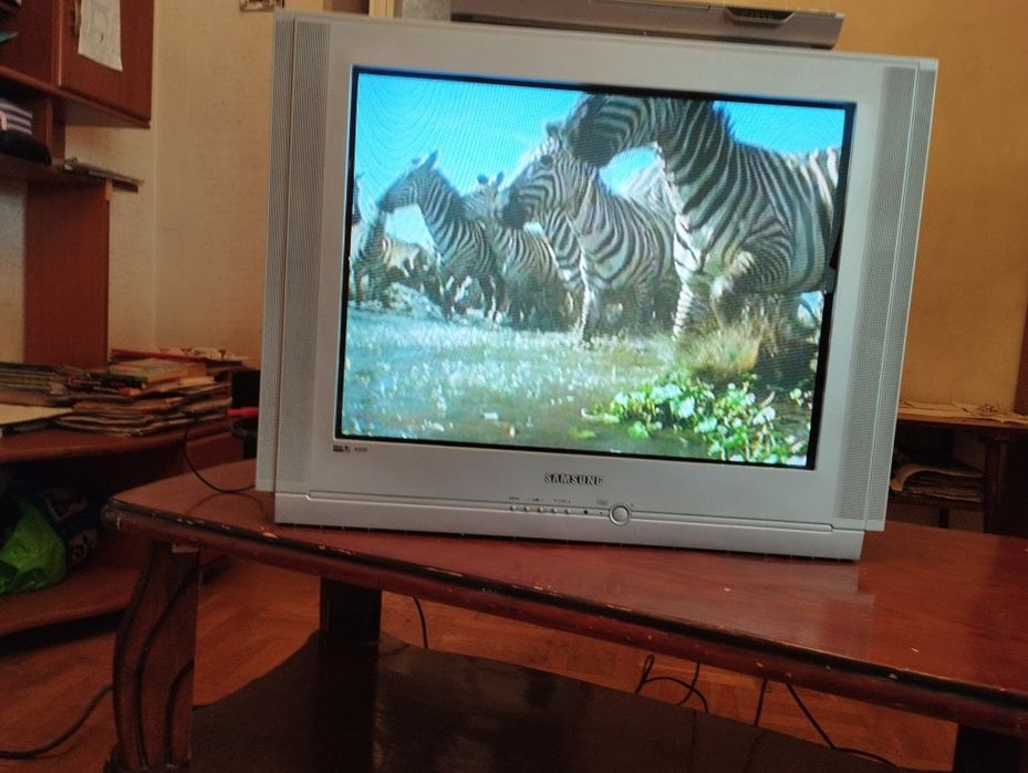Телевизор Samsung 29" ,заедно с масата