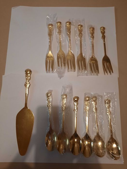 Set de tacamuri ceai, tort, cafea din aur 24k. 13 piese.