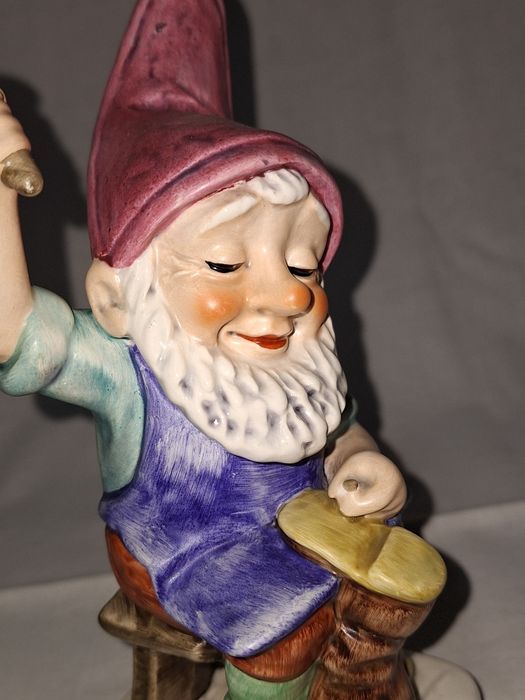 Порцеланова фигура--Goebel--W.Germany--1982--Chris--обущар.