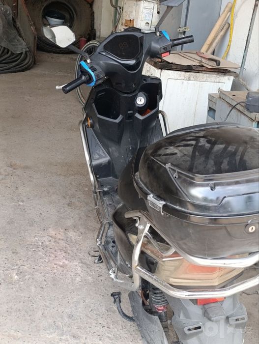 Skuter elektroniy sotiladi dugalari bor