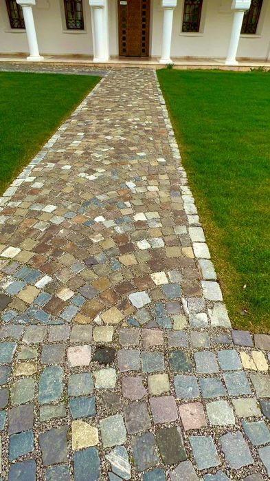 Piatră cubică colorată pentru alei și curți | Montaj la cheie