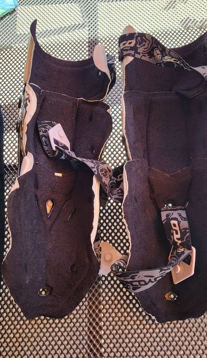 Предпазни кори за коленете на мотористи