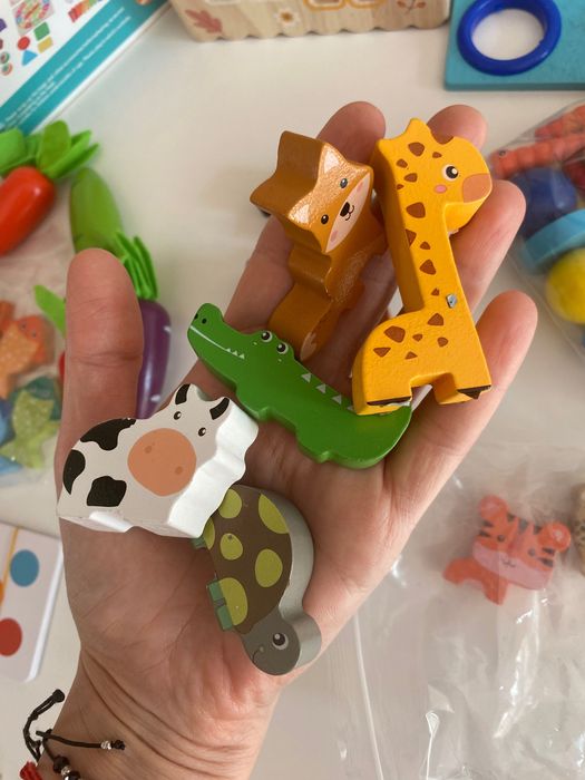 Сензорен дървен куб за двигателни умения - 8 в 1, монтесори