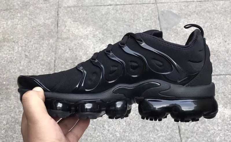 Обувки NIKE / VaporMax PLUS Black  + КУТИЯ