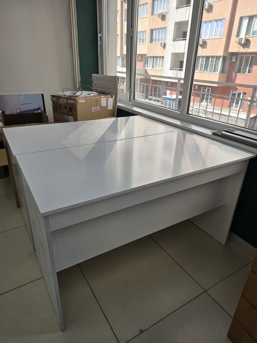 Стол офисный белый и стулья