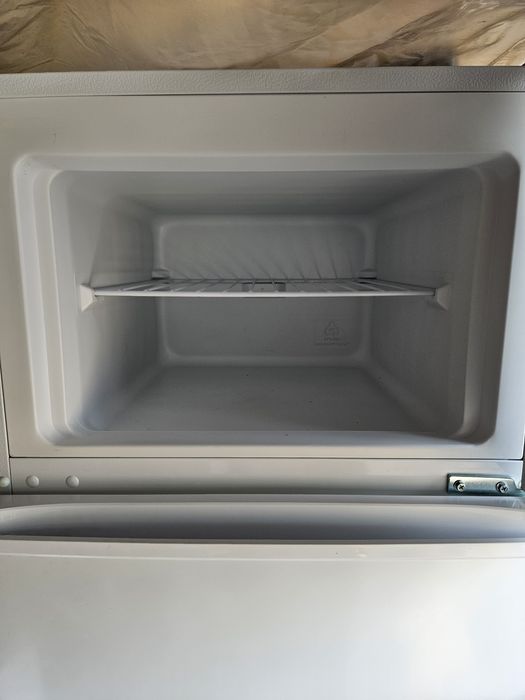 Продавам  хладилник Midea