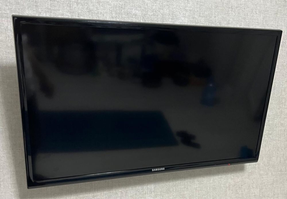 Телевизор с кронштейном