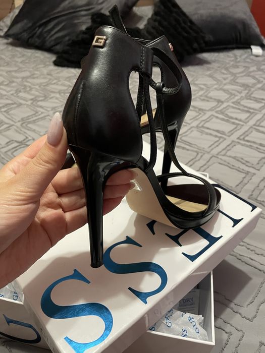 Сандали Guess