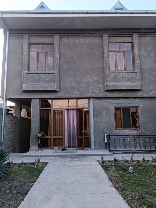 дом в махалле А Тимура ( корасу 6 рупорасида)