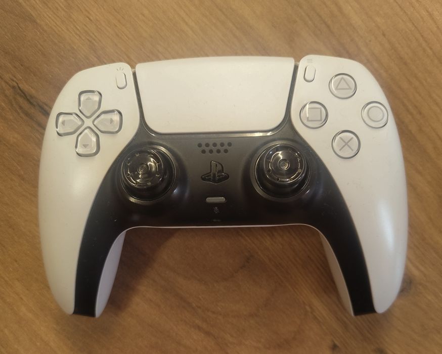 Playstation 5 slim с 4 игри и устройство за зареждане на джойстик