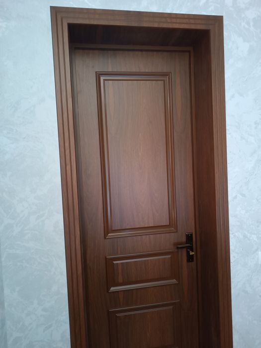 Установка двер и плинтус