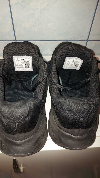Adidași Nike negri