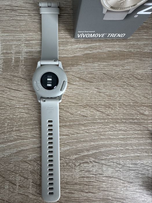 Часовник Garmin vivomove trend