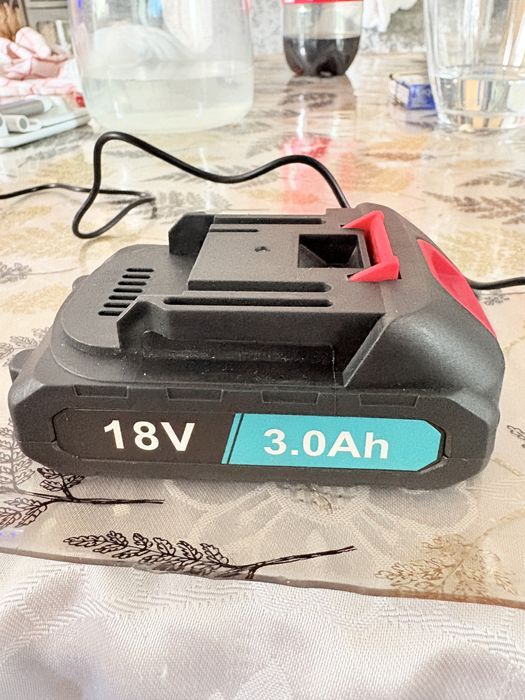 Set 2 baterii 18V 3.0Ah + încărcător 21V 1A – Compatibile Makita – Noi