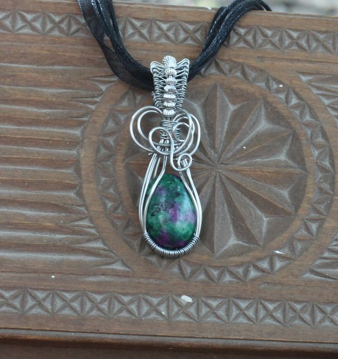 Колие от смола, тел, естествени материали