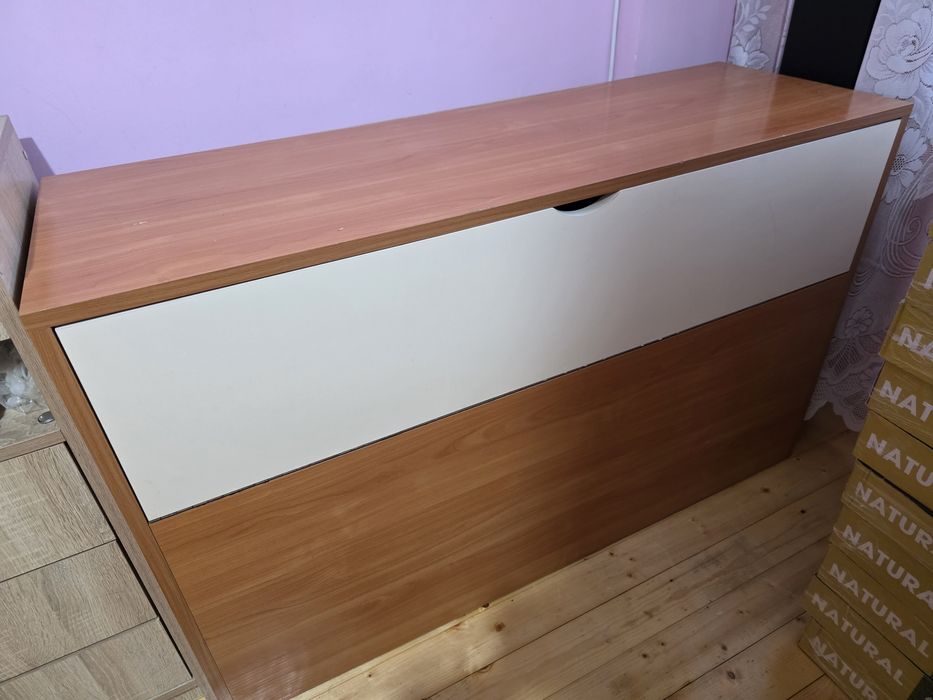 Продавам  легло  Приста  с матрак, повдигащ механизъм и ракла.